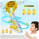 Pista Mágica Patinho Escorregador Musical com 3 patinhos e criança brincando alegremente