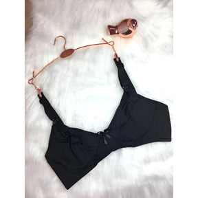 Sutiã preto do Kit DuoComfort com detalhes em rosa dourado e alças ajustáveis