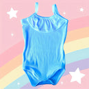 Body SweetBaby Alcinha azul claro com babado frontal sobre fundo colorido com arco-íris e estrelas