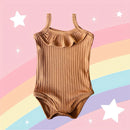 Body SweetBaby Alcinha marrom com textura canelada e babado frontal para bebês