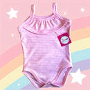 Body SweetBaby Alcinha rosa com listras brancas para bebê com fundo arco-íris e estrelas