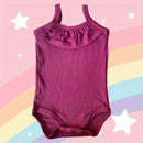 Body SweetBaby Alcinha em tecido canelado vinho para bebê com detalhes em babado