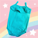 Body SweetBaby Alcinha azul turquesa com babado sobre fundo colorido com arco-íris e estrelas