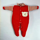 Macacão Suedine Bebê vermelho com manga listrada e aplique de urso para conforto infantil